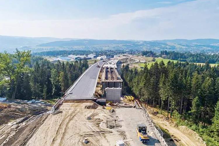 國內首臺履帶移動制砂機施工現(xiàn)場