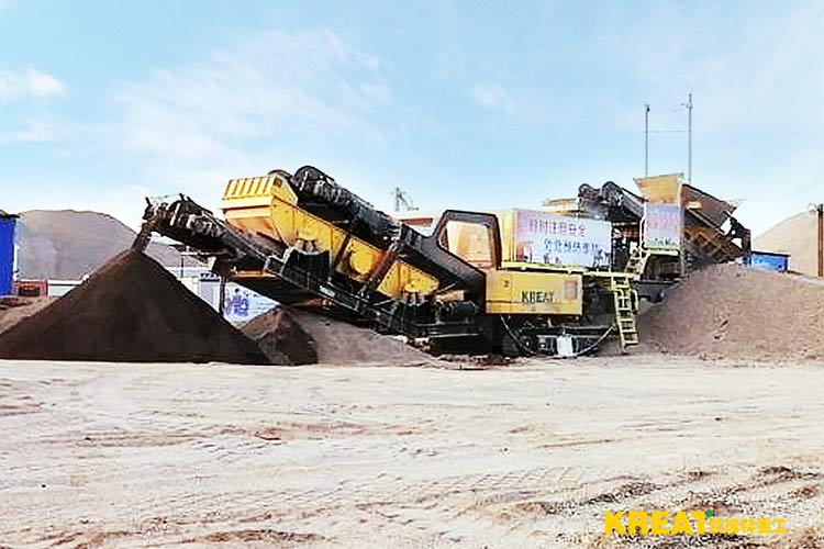 國內首臺履帶移動制砂機施工現(xiàn)場