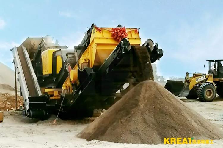 國內首臺履帶移動制砂機施工現(xiàn)場