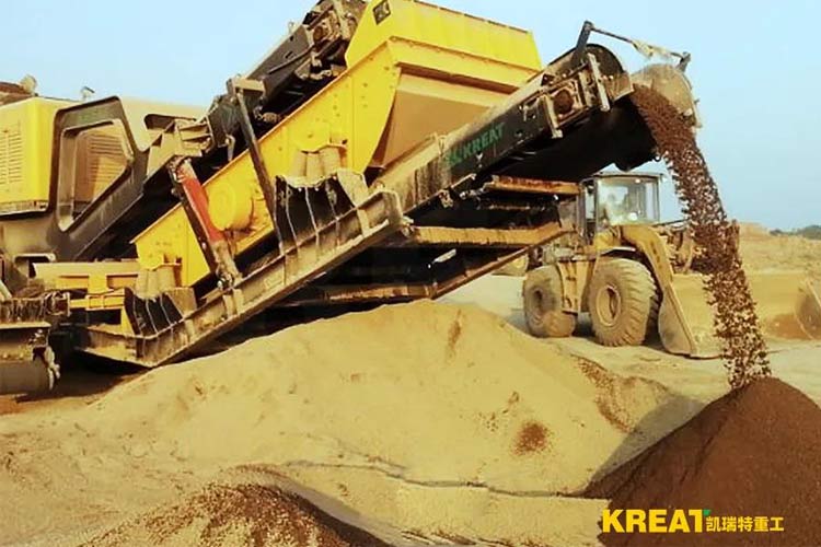 國內首臺履帶移動制砂機施工現(xiàn)場